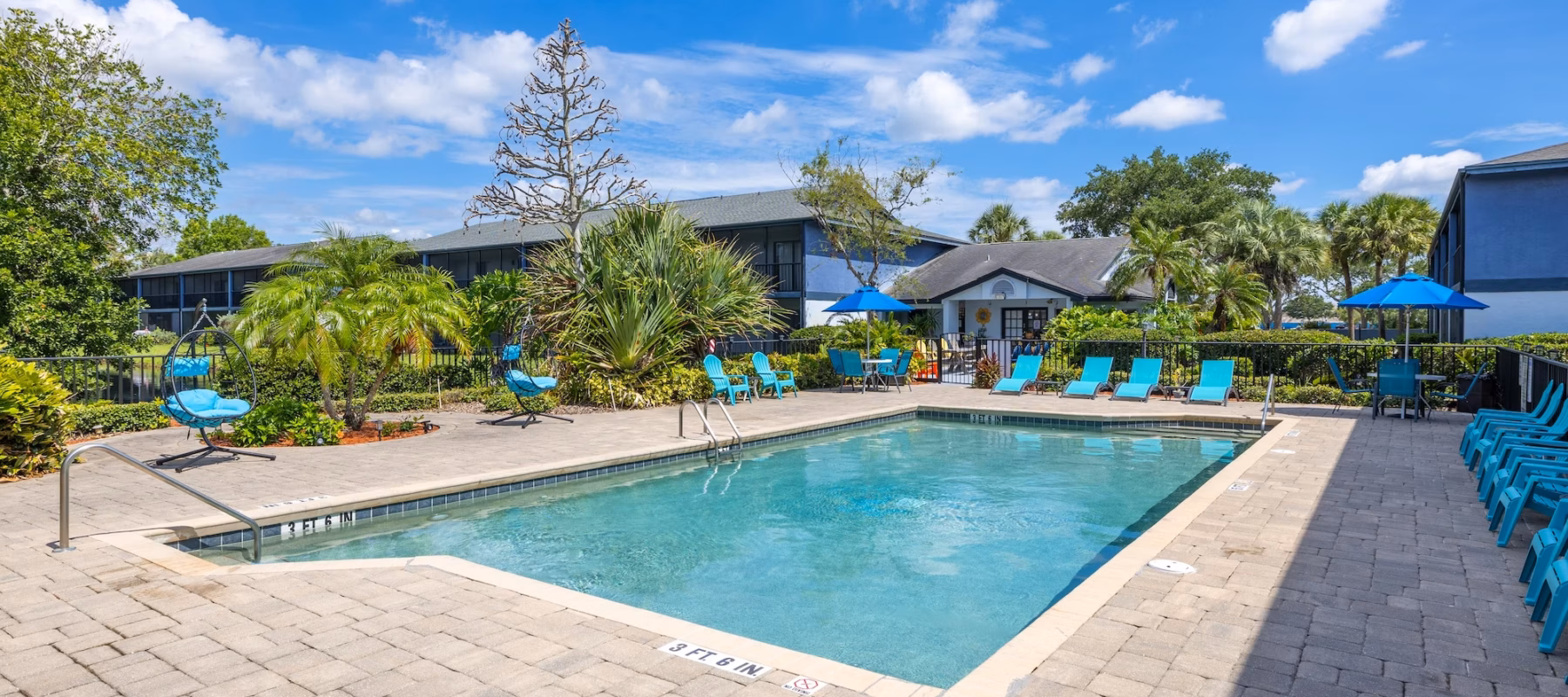 Bridgewater-Pointe-Apartments-sunlit-outdoor-pool Sunlit outdoor pool